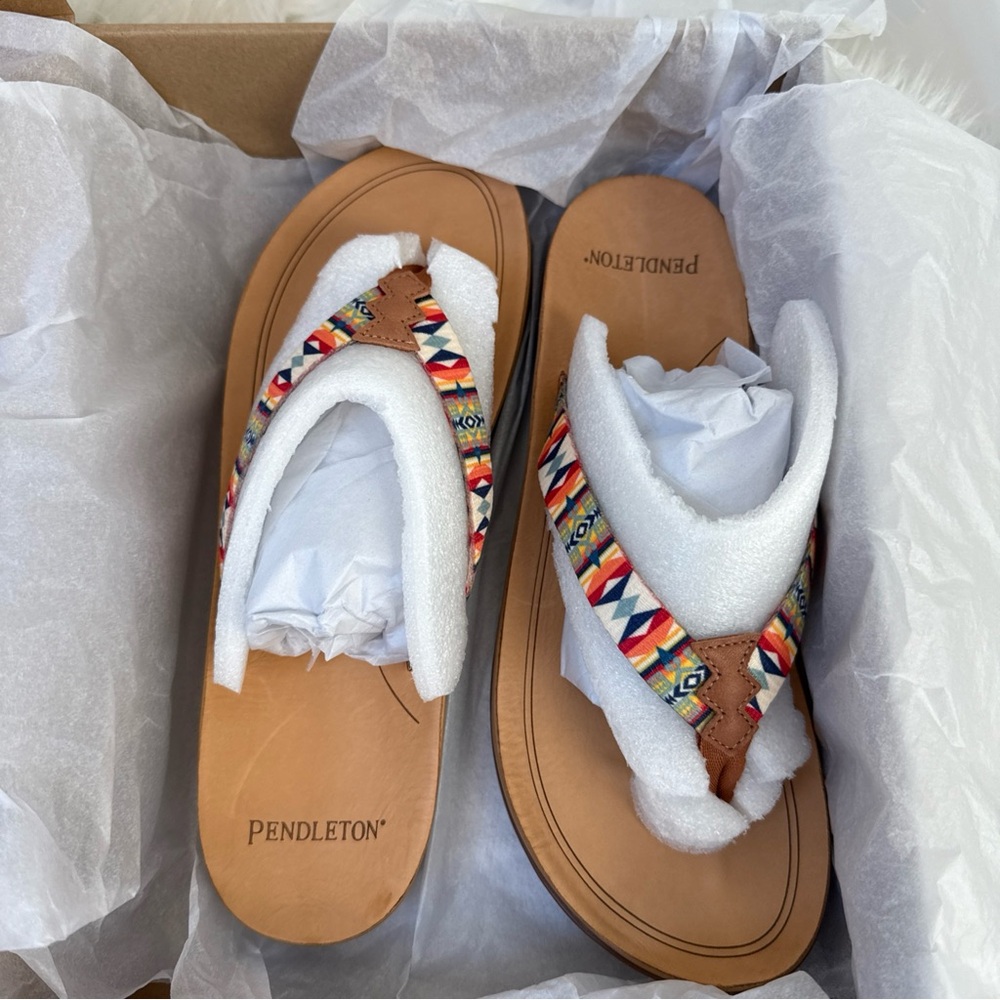 Pendleton Fire Legend Leather And Fabric Southwest Print Thong Sandals  8 NWB! - Picture 2 of 7